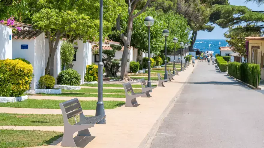 Allée du village vacances Cala Montjoi