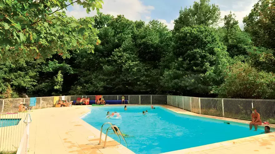 Piscine en vacances d'été en famille