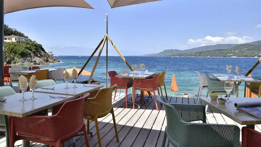 Terrasse sur la mer vacances les pieds dans l'eau