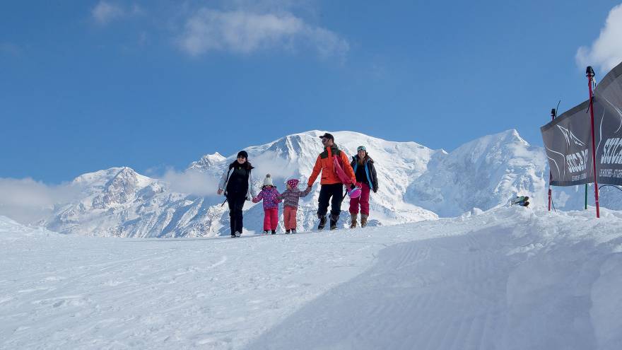 Famille promenade hiver