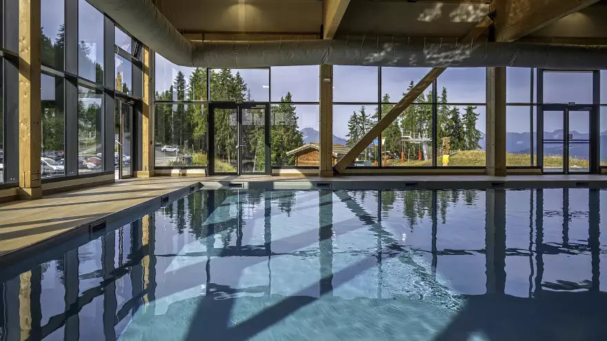 Jeu en famille à la piscine chauffée et couverte