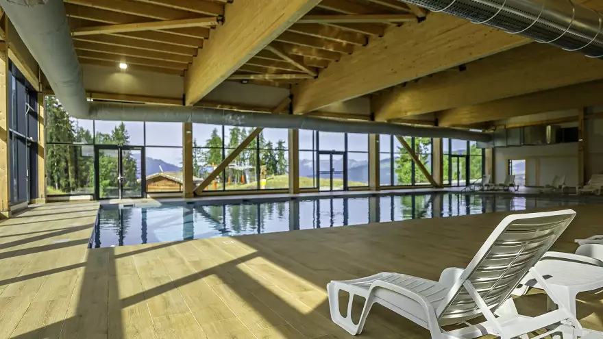 Transats à la piscine