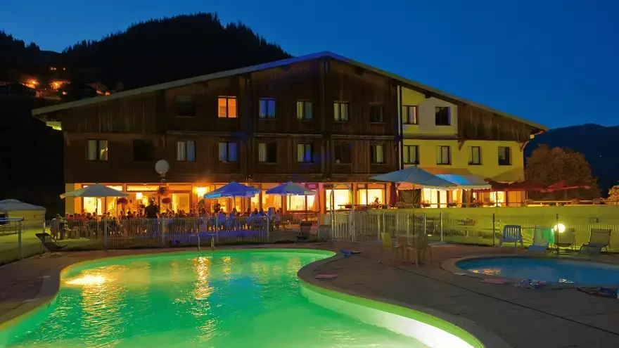 Piscine éclairée de nuit VTF Arêches