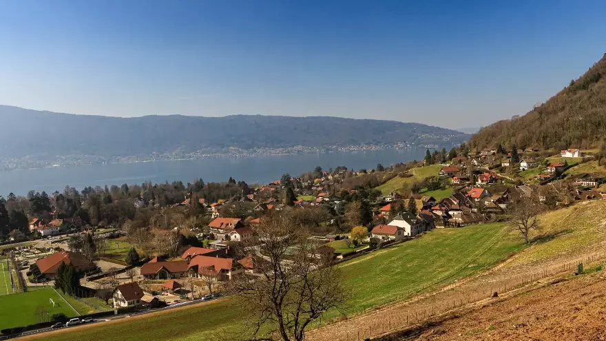 Vus sur villages et lac