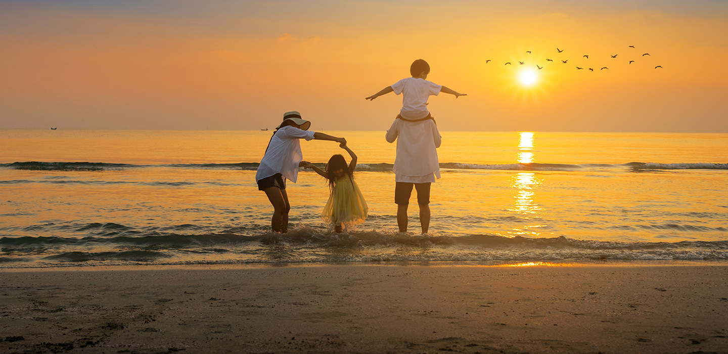 jeux sur la plage en famille au coucher de soleil