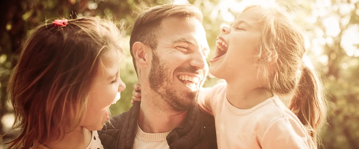 Famille heureuse en vacance - papa solo avec filles